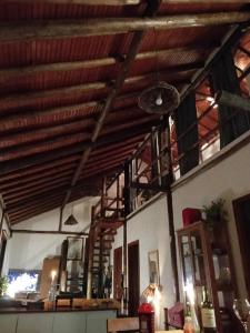 a room with a wooden ceiling with wooden beams at Chalé da Estação in Carrancas