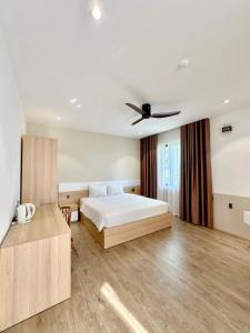 a bedroom with a bed and a ceiling fan at SOLEIL HOSTEL in Hue