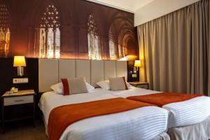 a hotel room with two beds in a room at Avenida de Fatima in Fátima +55 photos