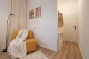salon z żółtym krzesłem i kocem w obiekcie AMI apartments w Splicie +47 zdjęć
