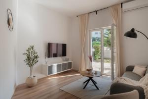 salon z kanapą i telewizorem w obiekcie AMI apartments w Splicie