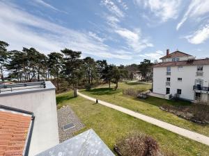 an aerial view of a yard with a building at Haus Meeresblick A 2 12 BLU in Baabe