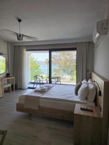 ein Schlafzimmer mit einem großen Bett und einem großen Fenster in der Unterkunft Ansira Fethiye in Fethiye