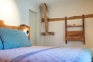 a bedroom with a bed with a wooden head board at B&B Hof Van Straeten in Jabbeke