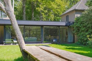 a glass extension of a house at B&B Hof Van Straeten in Jabbeke