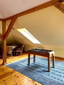 a skylight in a room with a table in a room at Domek Gierczyn 16 in Gierczyn