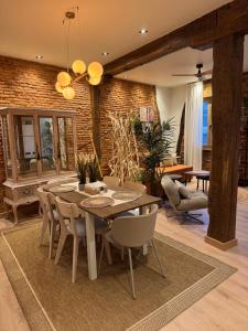 a dining room with a table and chairs at Pensión Boutique Caravan Cinema in Bilbao