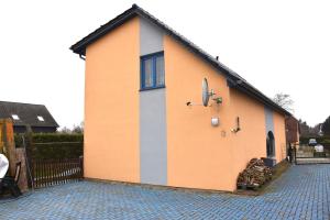 a small building with a blue and orange at Grischow Ferienwohnung in Grischow +22 photos
