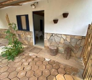 a building with a stone wall with a window at Quinta da Ana, Casa de Roça in Baependi +2 photos