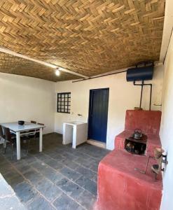 a room with a table and a stove in it at Quinta da Ana, Casa de Roça in Baependi