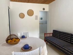 a table with a bowl of fruit and a bench at Quinta da Ana, Casa de Roça in Baependi