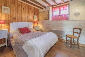 a bedroom with a bed and a chair in it at La Barraço in Nalzen