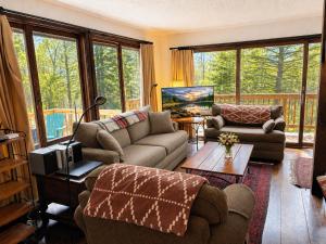 a living room with a couch and a table at Smugglers Trove a Mountain Adventure Getaway in Cambridge