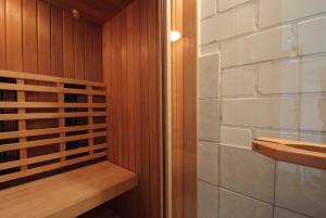 a sauna with a sink and a wooden wall at Ferienzentrum Brouwer, 75010 in Westoverledingen +26 photos