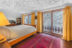 a bedroom with a bed and a large window at Smugglers Trove a Mountain Adventure Getaway in Cambridge