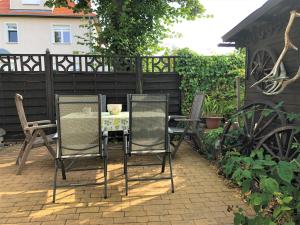 a table and chairs sitting on a patio at Ferienhaus am Wiesenweg in Hosena