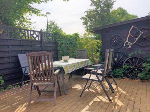 a table and two chairs sitting on a patio at Ferienhaus am Wiesenweg in Hosena