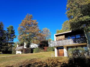 a building on a hill with trees in the background at Berg-Bungalows Leinleitertal in Heiligenstadt