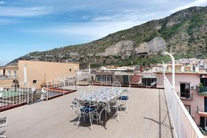 a table and chairs on a balcony with a mountain at Casa Vacanza Sunshine in Meta