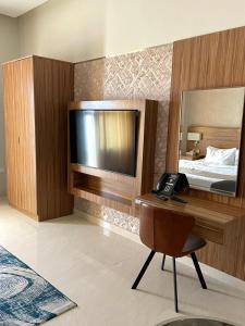 a bedroom with a desk with a phone and a bed at شقق الشرفة للشقق المفروشة -AlSHORFA FURNISHED APARTMENT in Riyadh