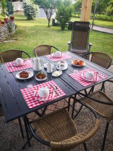 a black table with plates of food on it at Blue Banane in Monflanquin