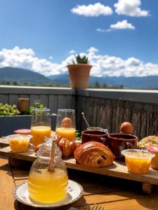 Ein Tablett mit Orangensaft und Gebäck auf einem Tisch in der Unterkunft H85 in Chatte