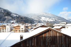A general mountain view or a mountain view taken from az apartmanhoteleket
