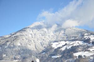 A general mountain view or a mountain view taken from az apartmanhoteleket