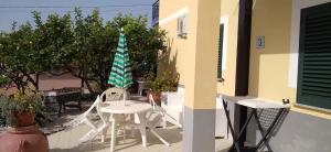 a patio with a table and chairs and an umbrella at B&B Josefine in Marina di Camerota