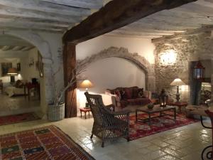 Maison d'Ines centre historique garage privé في بلوا: غرفة معيشة مع أريكة وطاولة