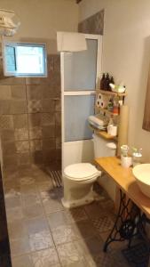 a bathroom with a toilet and a shower at Casa Quinta Doña María in Concepción del Uruguay