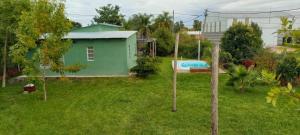 a backyard with a house and a swimming pool at Casa Quinta Doña María in Concepción del Uruguay