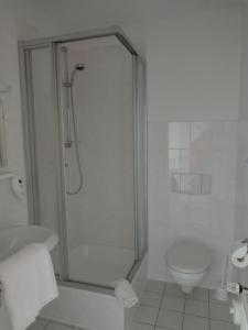 シールケにあるPension Schmidtの白いバスルーム(シャワー、トイレ付)