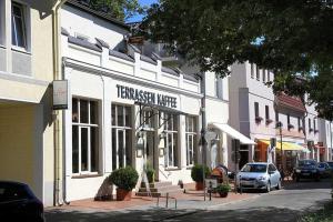 a street with a tennessee writer sign on a building at Pension Radke in Heringsdorf