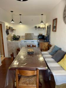 a living room with a table and a couch at Lortu vivu in Castifao