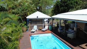 an overhead view of a swimming pool next to a house at L'escale Paisible in Le Robert