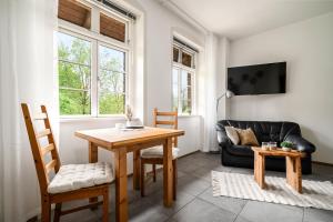 ein Wohnzimmer mit einem Tisch und einem Sofa in der Unterkunft Weizenkammer in Rechlin