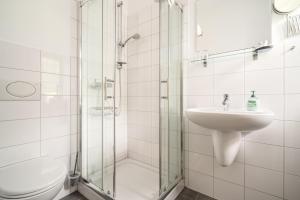 ein Badezimmer mit Dusche, Waschbecken und Toilette in der Unterkunft Weizenkammer in Rechlin + 18 Fotos
