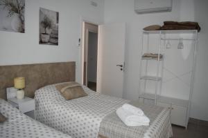 a bedroom with a bed with towels on it at La Jara Rosa in Los Navalucillos +20 photos