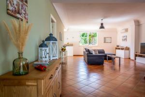 a living room with a couch and a table at Villa Balata di Modica con piscina privata in Ragusa