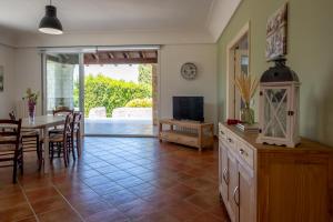 a kitchen and dining room with a table and a television at Villa Balata di Modica con piscina privata in Ragusa