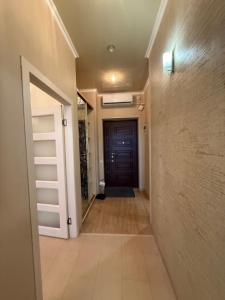a hallway with a door and a tile floor at Квартира Марсельська in Kryzhanivka