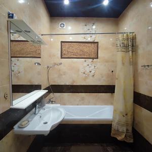 a bathroom with a sink and a bath tub at Квартира Марсельська in Kryzhanivka