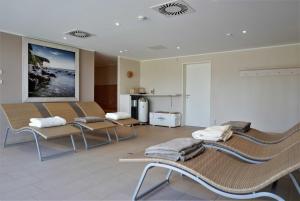 a waiting room with chairs and a table at Haus Meeresblick - Ferienwohnung Ostseeperle A 0.13 (Ref. 128670) in Baabe