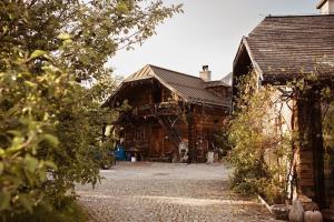 a wooden house with a pathway leading to it at Primushäusl Gästehaus in Strobl