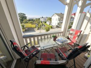 a balcony with a table and chairs and a view at Villa Annika - Whg 06 in Ostseebad Sellin