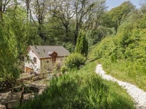 a small house in the middle of a path at Cân yr adar in Bridgend