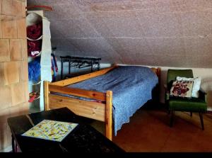 ein Schlafzimmer mit einem Bett, einem Tisch und einem Stuhl in der Unterkunft Pie omītes in Ventspils