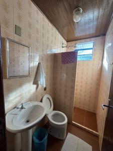 a bathroom with a sink and a toilet at Pousada famíliar no Centro com café da manhã incluso in São Lourenço +30 photos