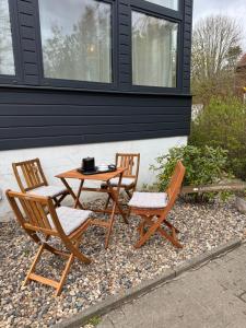 two chairs and a table in front of a house at Villa Manninga in Krummhörn
